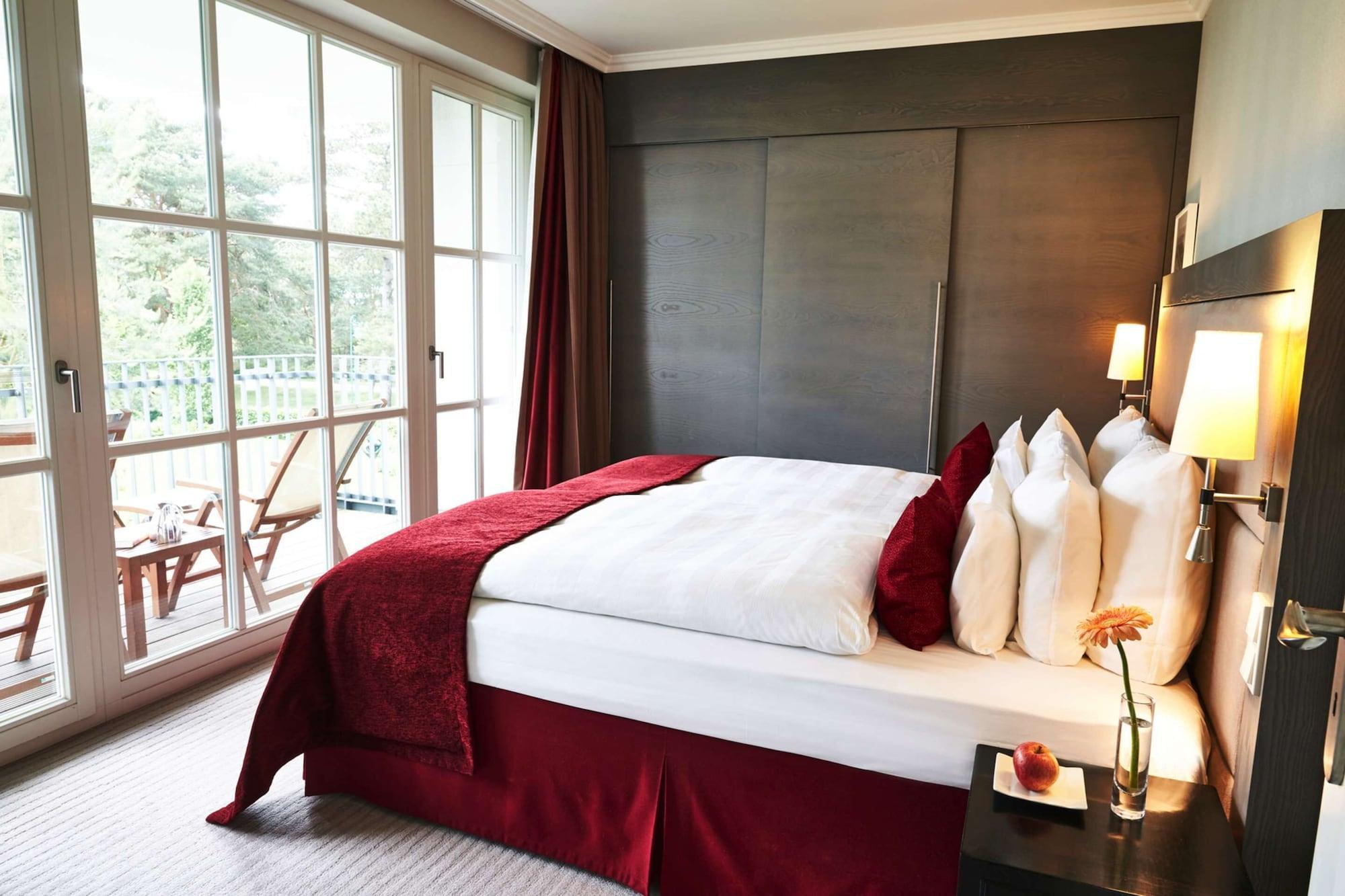 シュタイゲンベルガー グランドホテル&スパ ヘリングスドルフ ゼーバート・ヘリングスドルフ エクステリア 写真 A bed with a bed skirt
