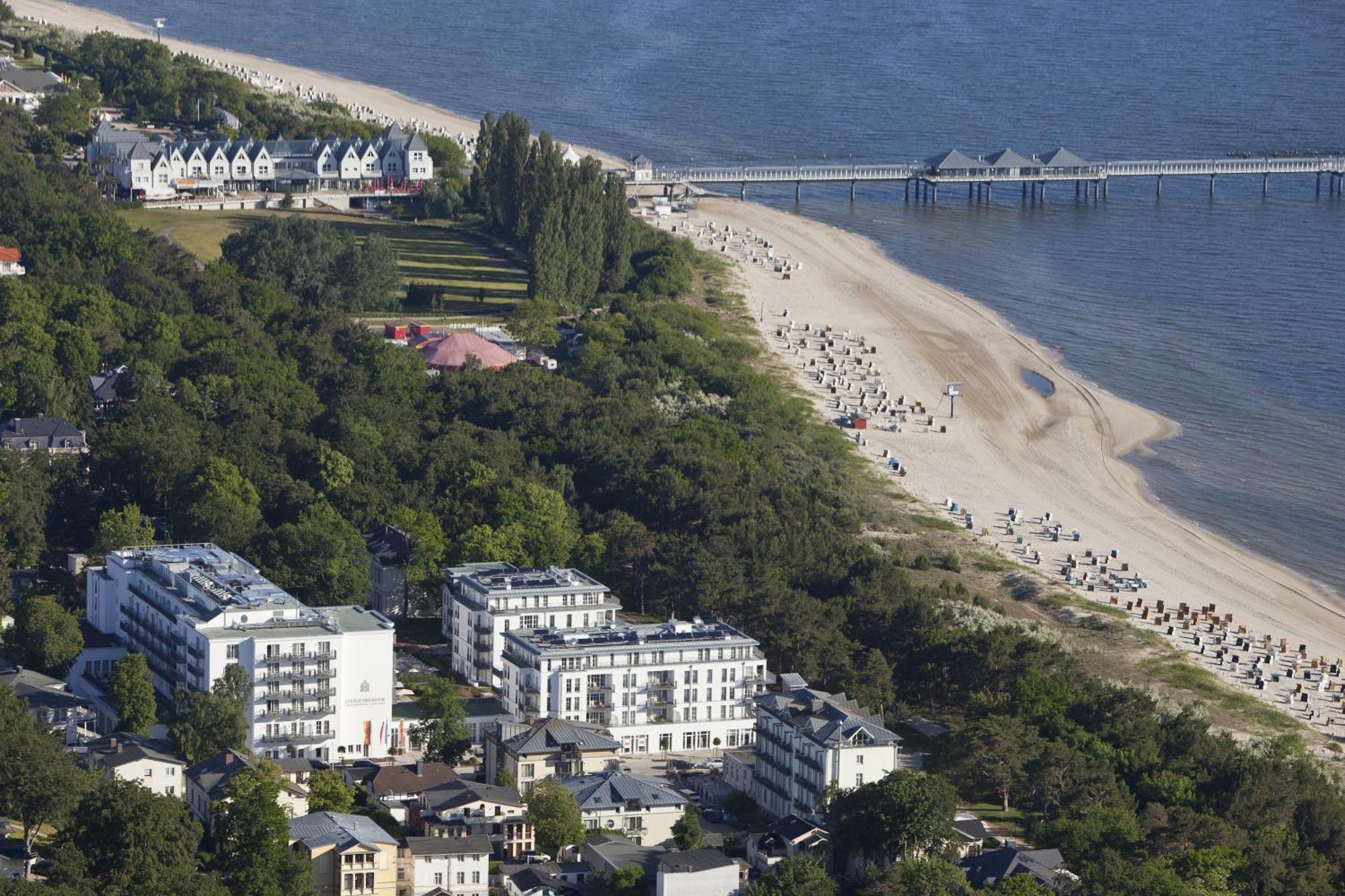 シュタイゲンベルガー グランドホテル&スパ ヘリングスドルフ ゼーバート・ヘリングスドルフ エクステリア 写真 Aerial view of the town