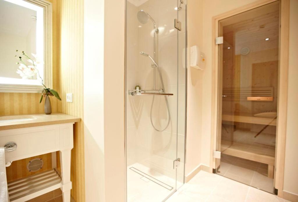 シュタイゲンベルガー グランドホテル&スパ ヘリングスドルフ ゼーバート・ヘリングスドルフ エクステリア 写真 A shower enclosure