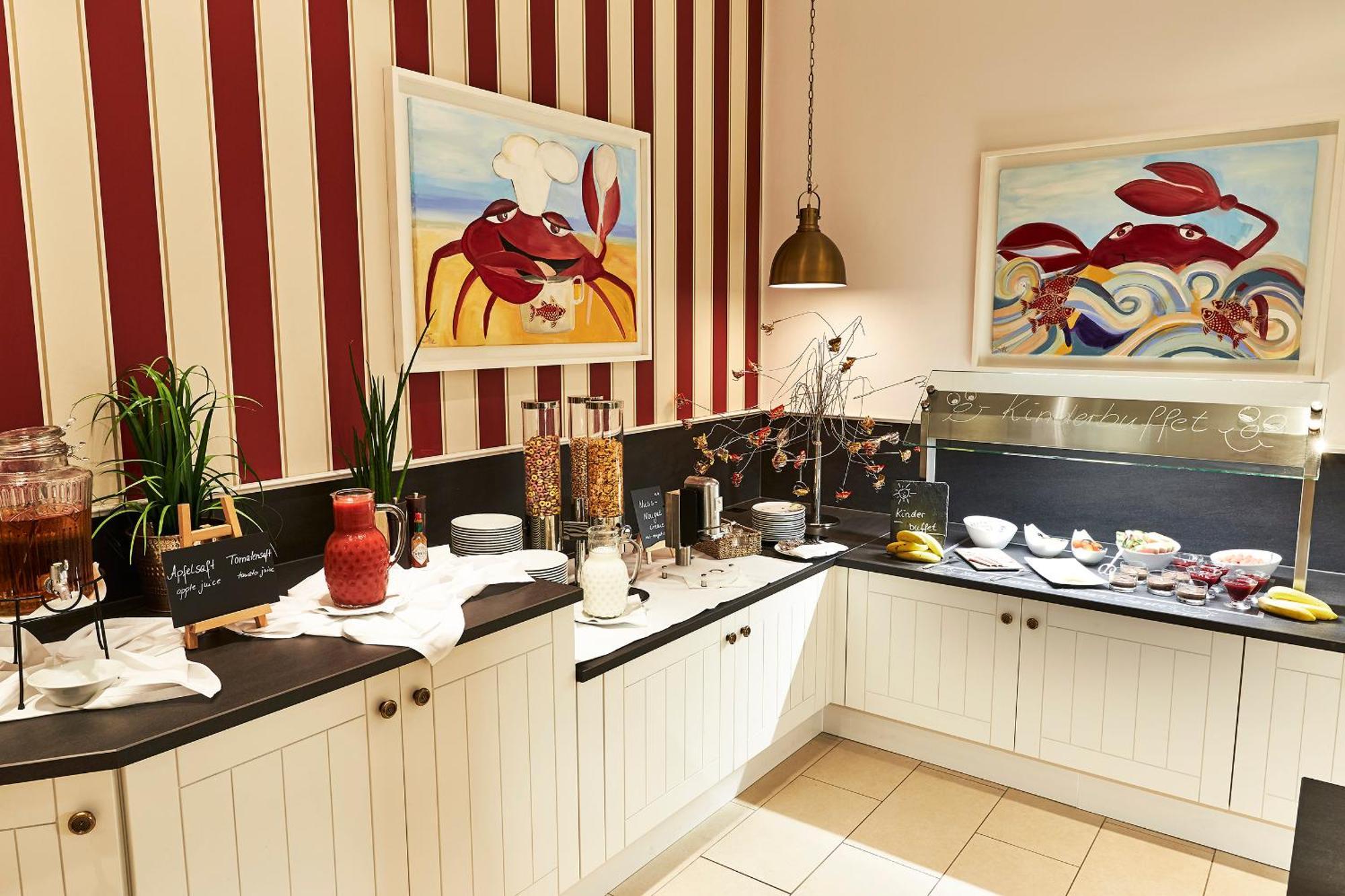 シュタイゲンベルガー グランドホテル&スパ ヘリングスドルフ ゼーバート・ヘリングスドルフ エクステリア 写真 A buffet at a hotel