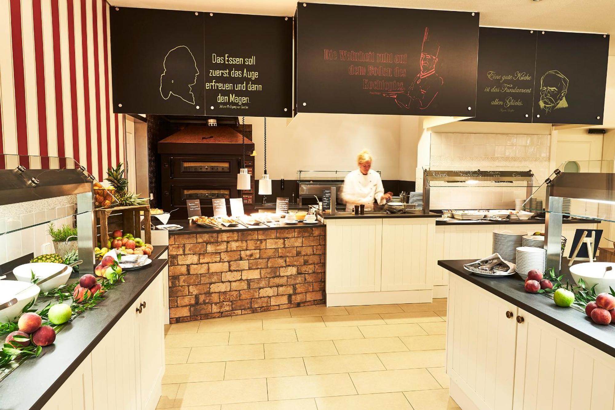 シュタイゲンベルガー グランドホテル&スパ ヘリングスドルフ ゼーバート・ヘリングスドルフ エクステリア 写真 The kitchen of the restaurant
