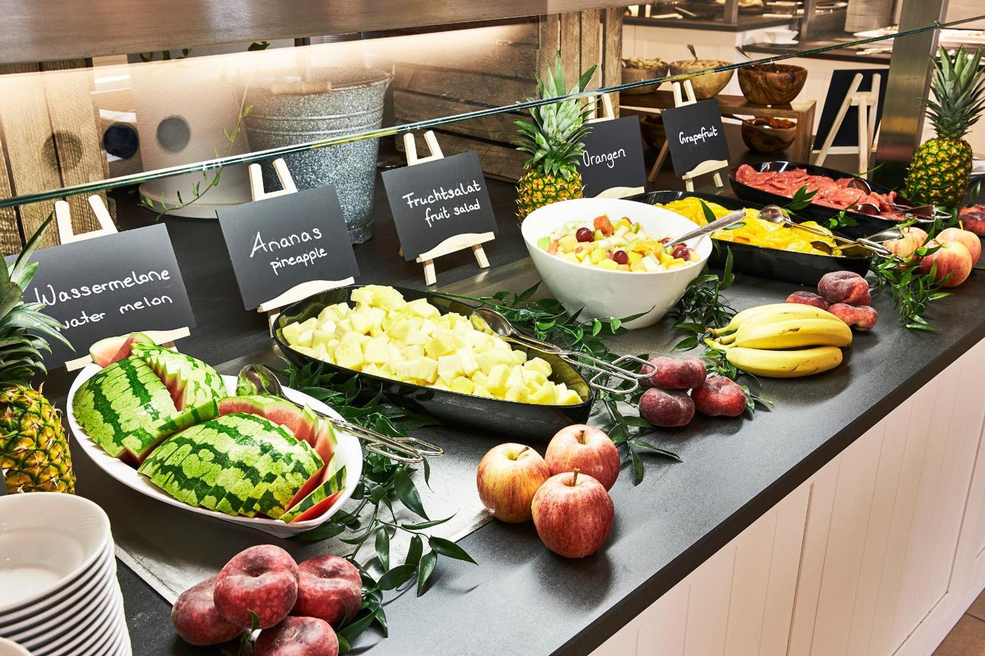 シュタイゲンベルガー グランドホテル&スパ ヘリングスドルフ ゼーバート・ヘリングスドルフ エクステリア 写真 Fruit salad