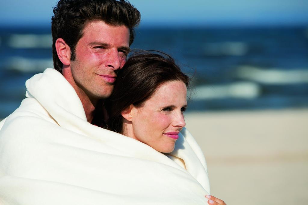 シュタイゲンベルガー グランドホテル&スパ ヘリングスドルフ ゼーバート・ヘリングスドルフ エクステリア 写真 A couple wrapped in a blanket