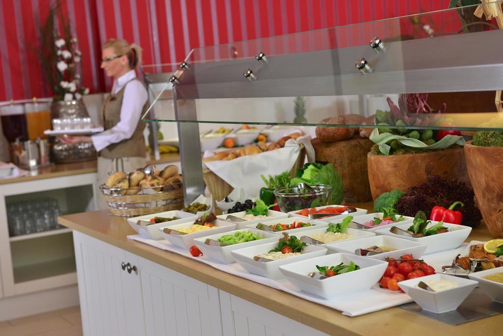 シュタイゲンベルガー グランドホテル&スパ ヘリングスドルフ ゼーバート・ヘリングスドルフ エクステリア 写真 A salad bar