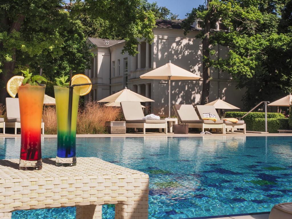 シュタイゲンベルガー グランドホテル&スパ ヘリングスドルフ ゼーバート・ヘリングスドルフ エクステリア 写真 The swimming pool at the hotel
